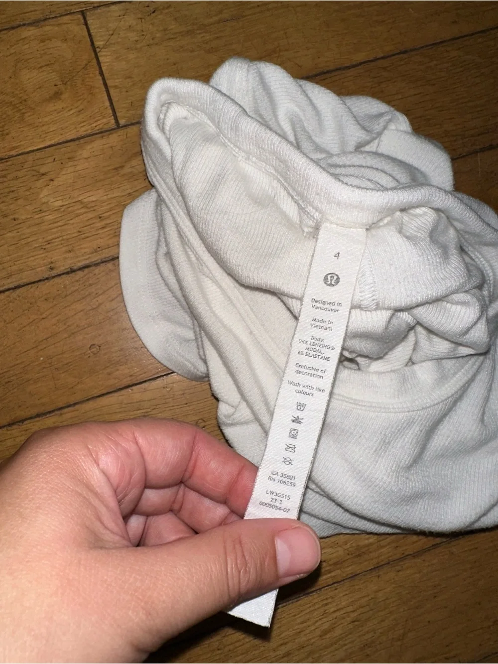 Woman’s Lululemon ribbed short sleeve crop top shirt